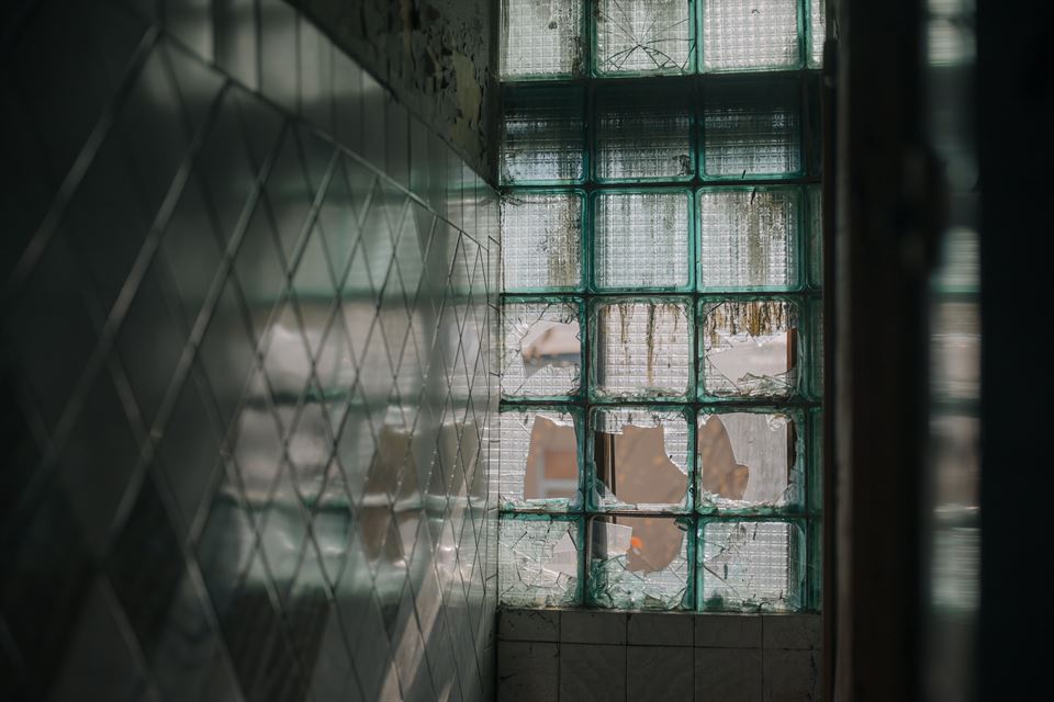 Cómo elegir un seguro de alquiler vacacional 4 ventana-rota-seguro-de-alquiler-vacacional