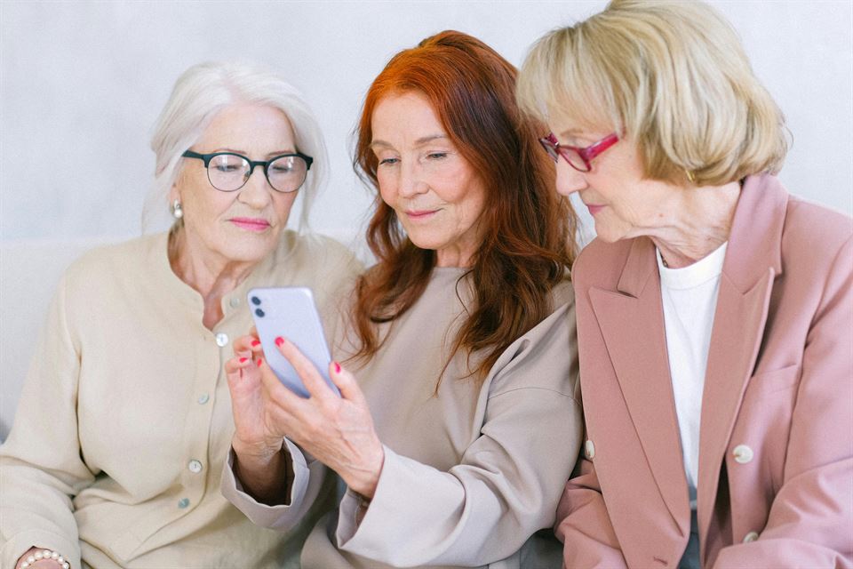 mujeres-mirando-movil-reservas-de-ultima-hora-en-el-alquiler