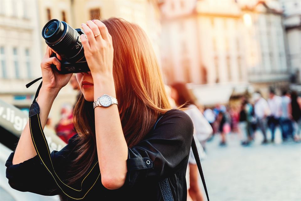 turista-hace-fotografias-reserva-ultima-hora-alquiler-vacacional