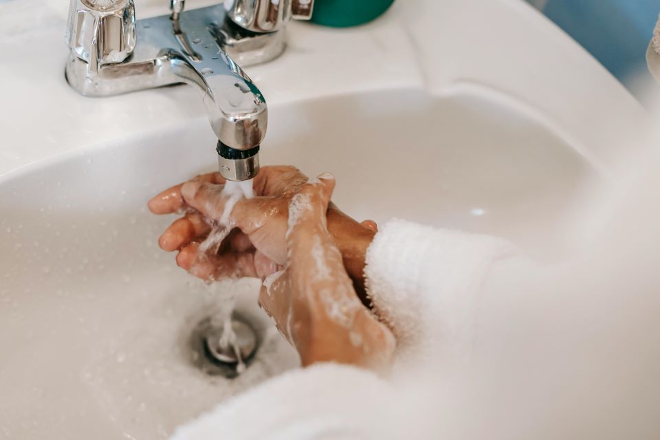 Guía Definitiva: Cómo Convertir tu Alquiler Vacacional en un Paraíso del Ecoturismo y la Sostenibilidad 11 lavarse-las-manos-lavabo