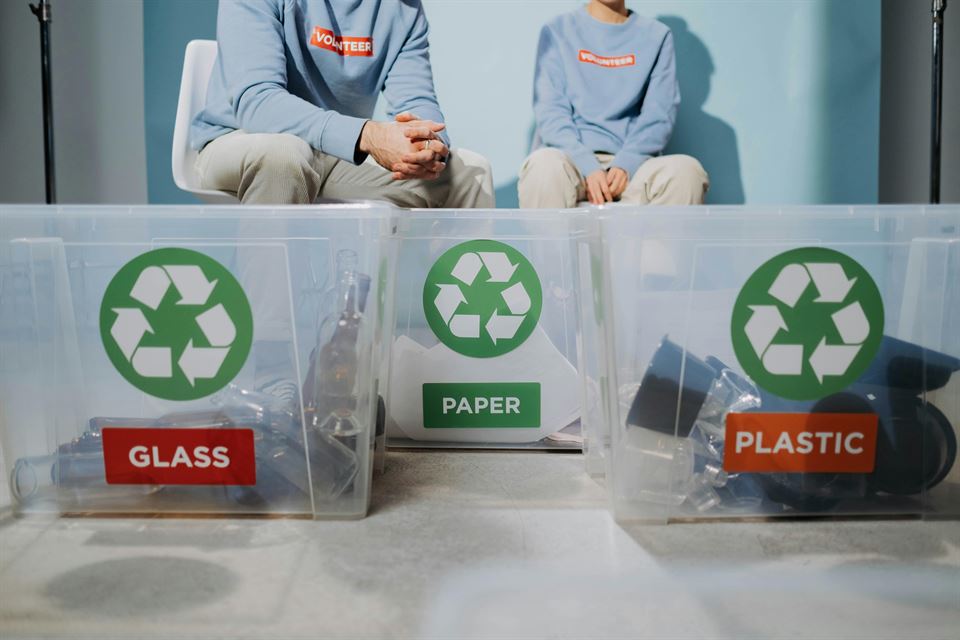 Guía Definitiva: Cómo Convertir tu Alquiler Vacacional en un Paraíso del Ecoturismo y la Sostenibilidad 12 reciclaje-contenedores