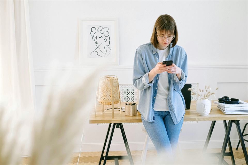 10 formas de aprovechar WhatsApp Business en el alquiler vacacional 4 cliente-observa-movil-whatsapp-business-alquiler-vacacional
