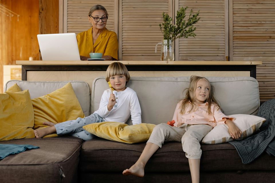 Cómo adaptar tu alquiler vacacional a las familias con niños 3 niños-sofa-adaptar-tu-alojamiento-a-las-familias-con-niños-alquiler-vacacional