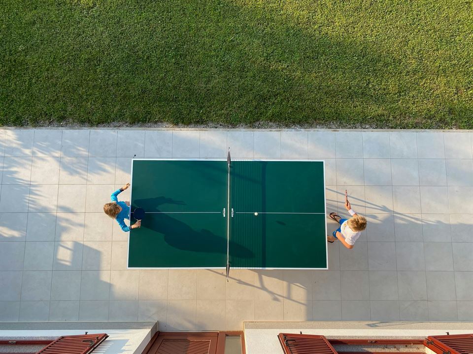 Cómo adaptar tu alquiler vacacional a las familias con niños 7 mesa ping pong-jardin-alquiler-vacacional