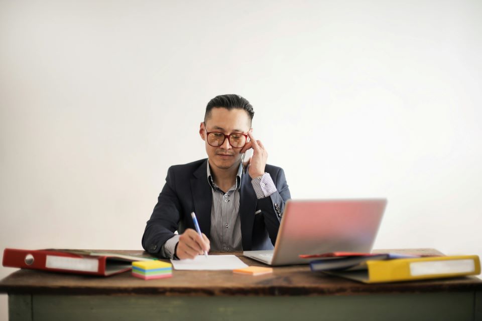 propietario-alquiler-vacacional-hablando-por-telefono