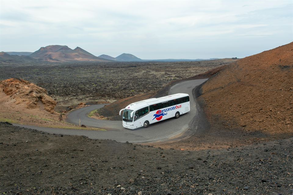 Guía Maestra: Cómo Multiplicar tus Ingresos con Upselling y Cross-Selling en tu Alquiler Vacacional 5 excursion-autocar-lanzarote-servicios-extra