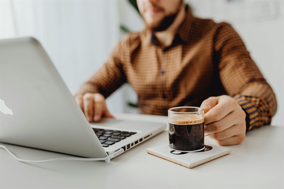 Guía Maestra: Cómo Multiplicar tus Ingresos con Upselling y Cross-Selling en tu Alquiler Vacacional 3 viajero-mirando-ordenador
