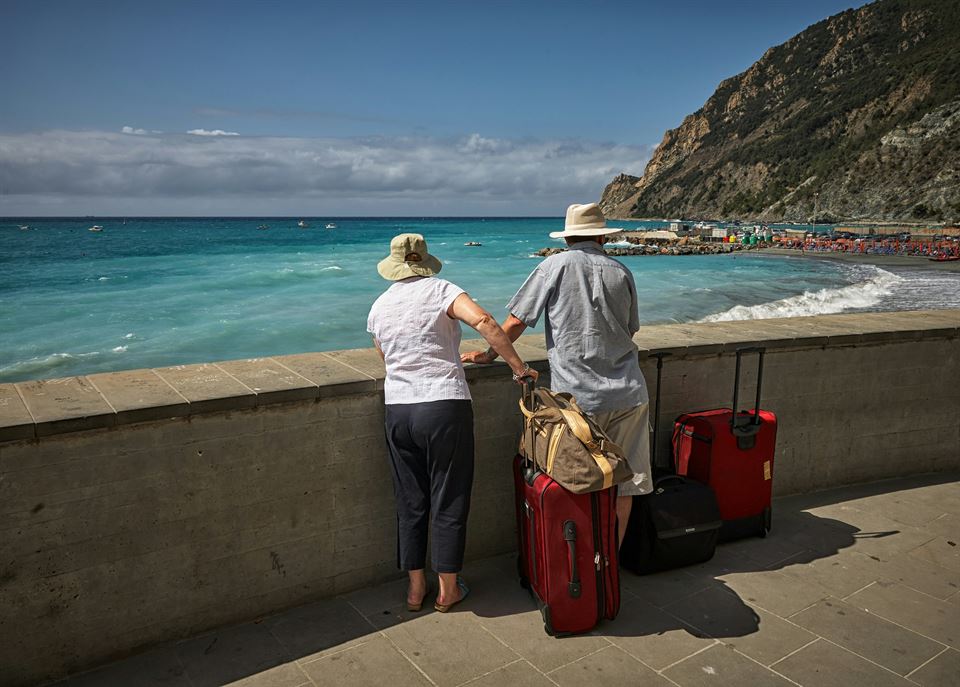 Guía Maestra: Cómo Multiplicar tus Ingresos con Upselling y Cross-Selling en tu Alquiler Vacacional 2 turistas-mirando-mar
