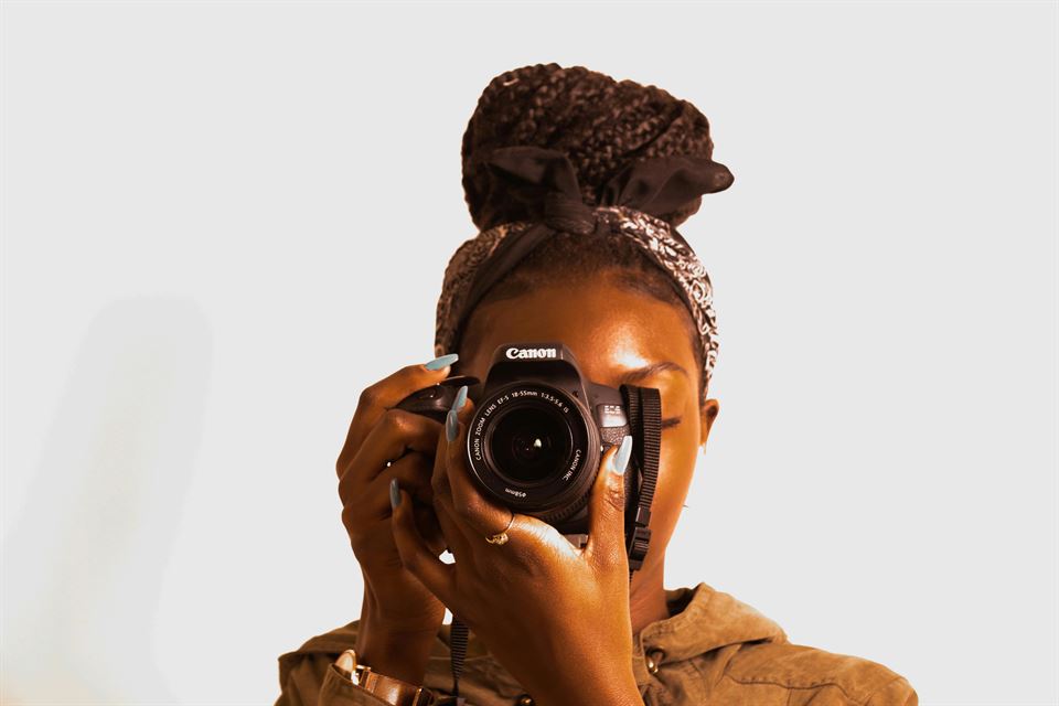 mujer-haciendo-fotografía