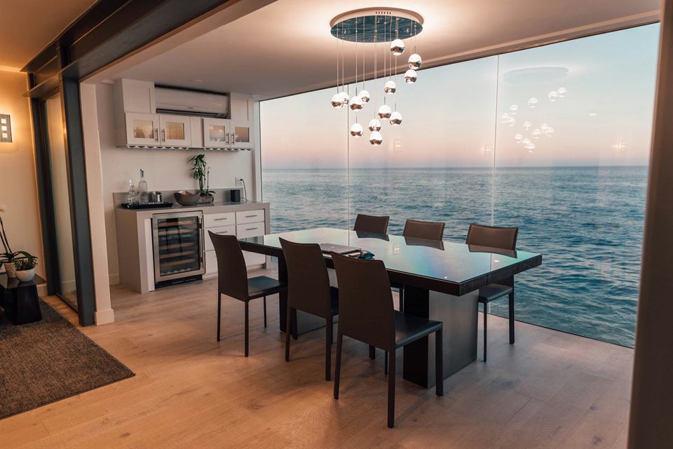 Guía Maestra: Cómo Decorar tu Alquiler Vacacional de Playa con Magia y Estilo 13 gran-ventanal-vistas-al-mar
