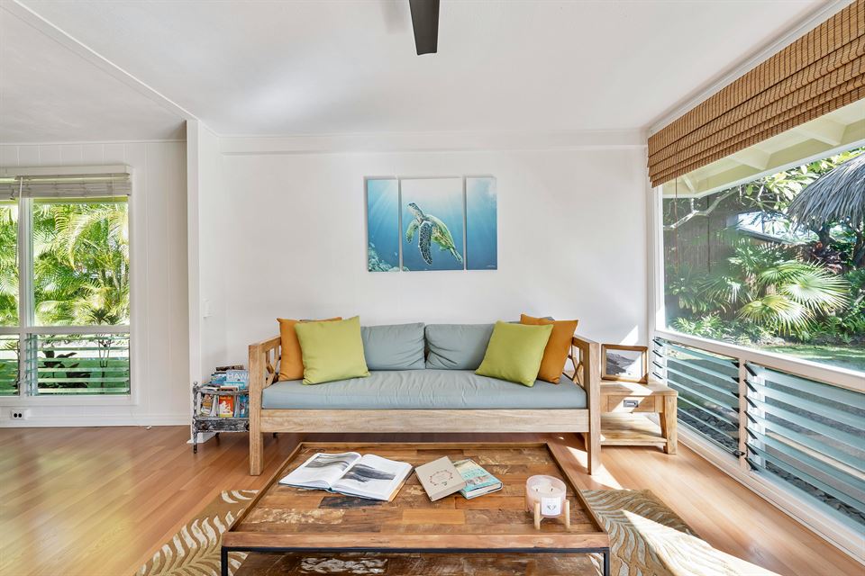 Guía Maestra: Cómo Decorar tu Alquiler Vacacional de Playa con Magia y Estilo 6 salon-alquiler-vacacional