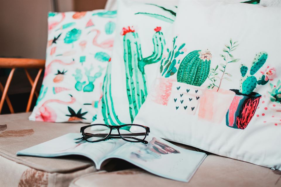 Guía Maestra: Cómo Decorar tu Alquiler Vacacional de Playa con Magia y Estilo 7 cojines-estampados