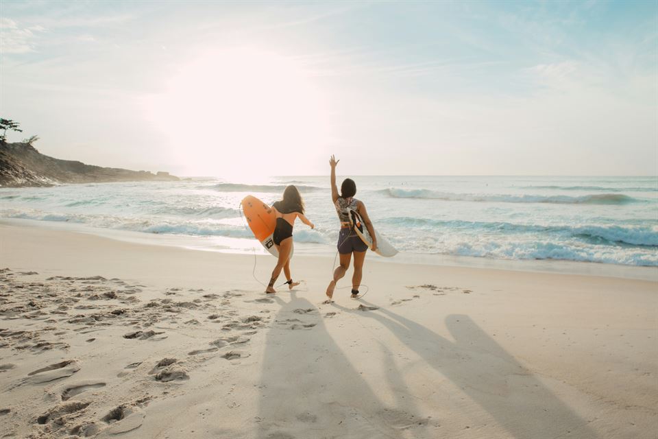 5 consejos para fidelizar a tus clientes de alquiler vacacional 4 personas-playas-hacer-surf