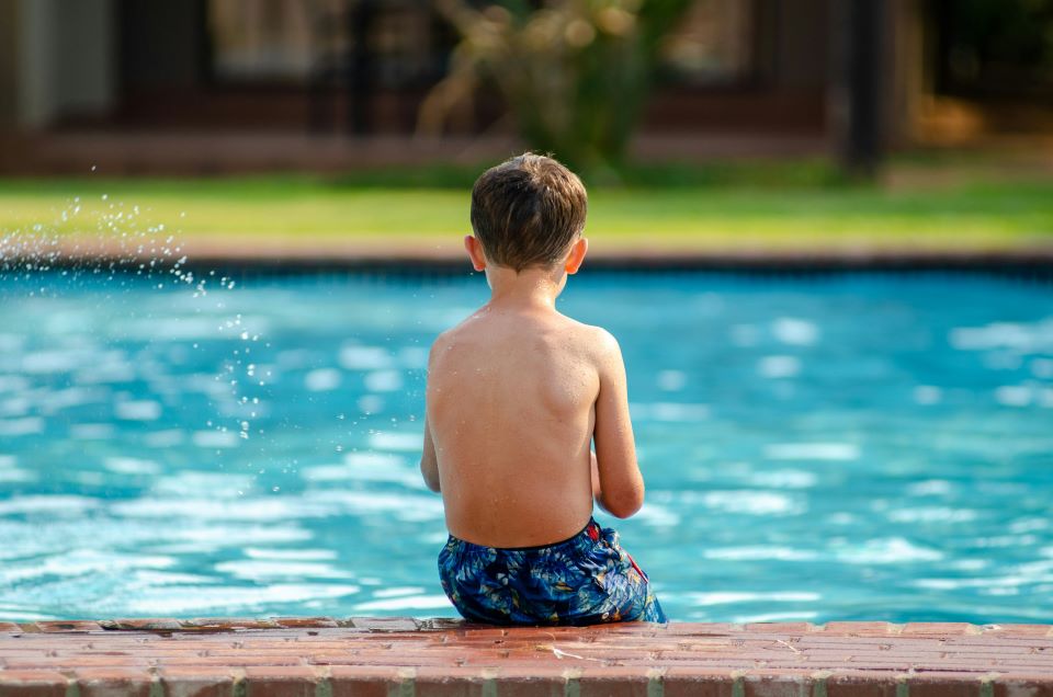 5 tips para preparar tu piscina de alquiler vacacional 8 niño-sentado-borde-piscina