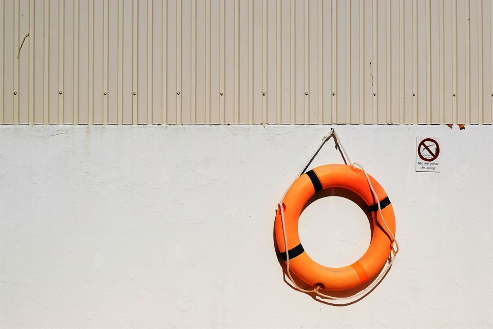 5 tips para preparar tu piscina de alquiler vacacional 7 salvavidas-flotador-naranja