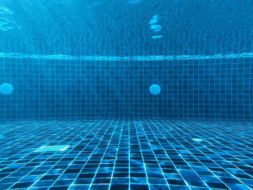 5 tips para preparar tu piscina de alquiler vacacional 6 fondo-piscina