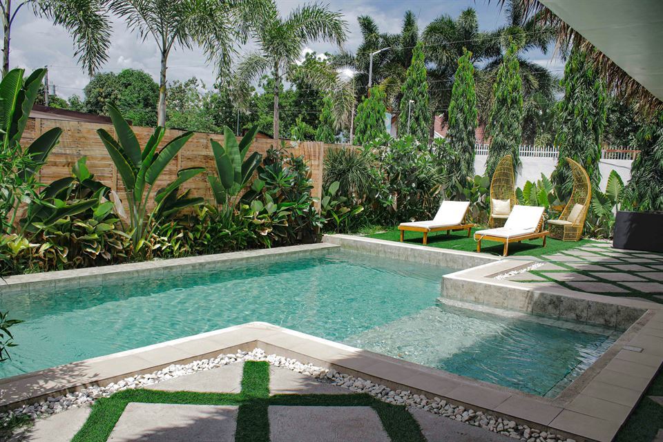 5 tips para preparar tu piscina de alquiler vacacional 4 piscina-abundante-vegetacion