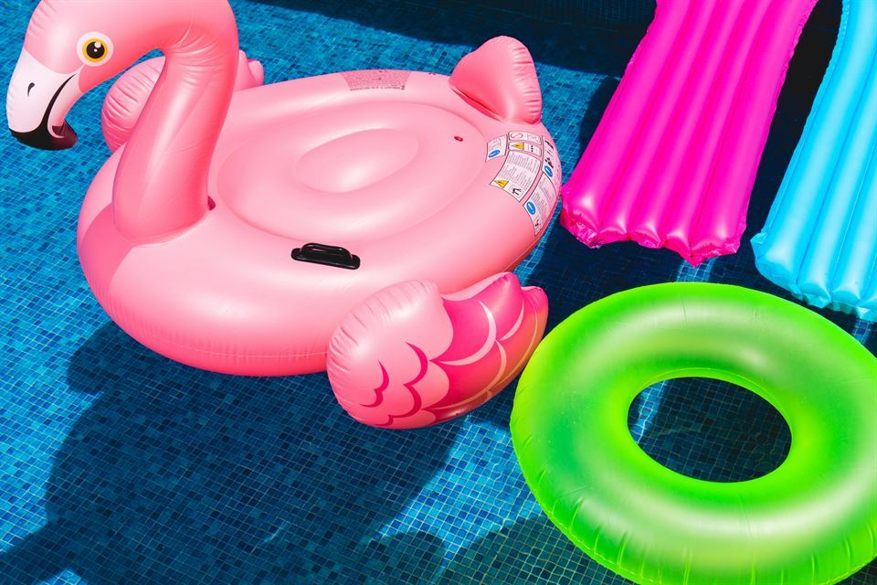 5 tips para preparar tu piscina de alquiler vacacional 5 flotadores-colchonetas-piscina