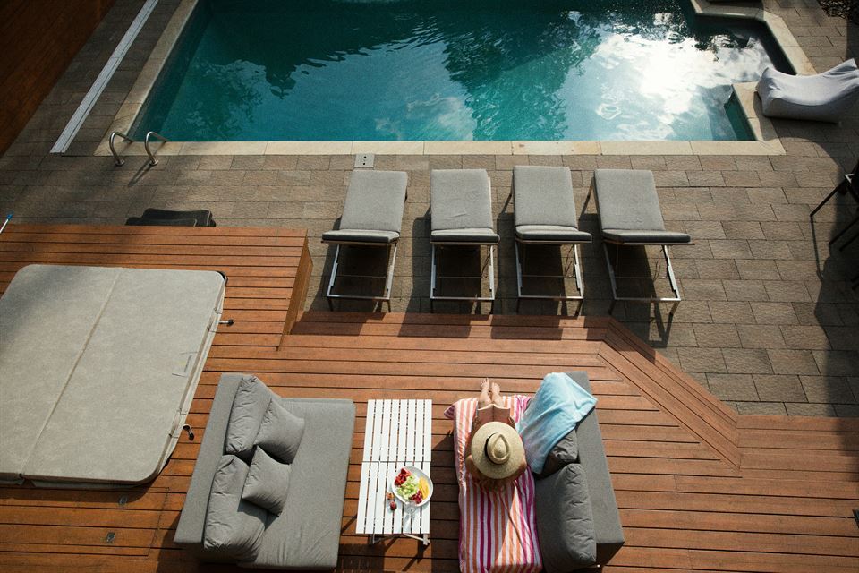 5 tips para preparar tu piscina de alquiler vacacional 3 tumbonas-piscina-de-alquiler-vacacional