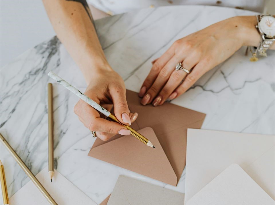 7 consejos para crear una carta de bienvenida para tu alojamiento 3 mujer-escribe-sobre-carta