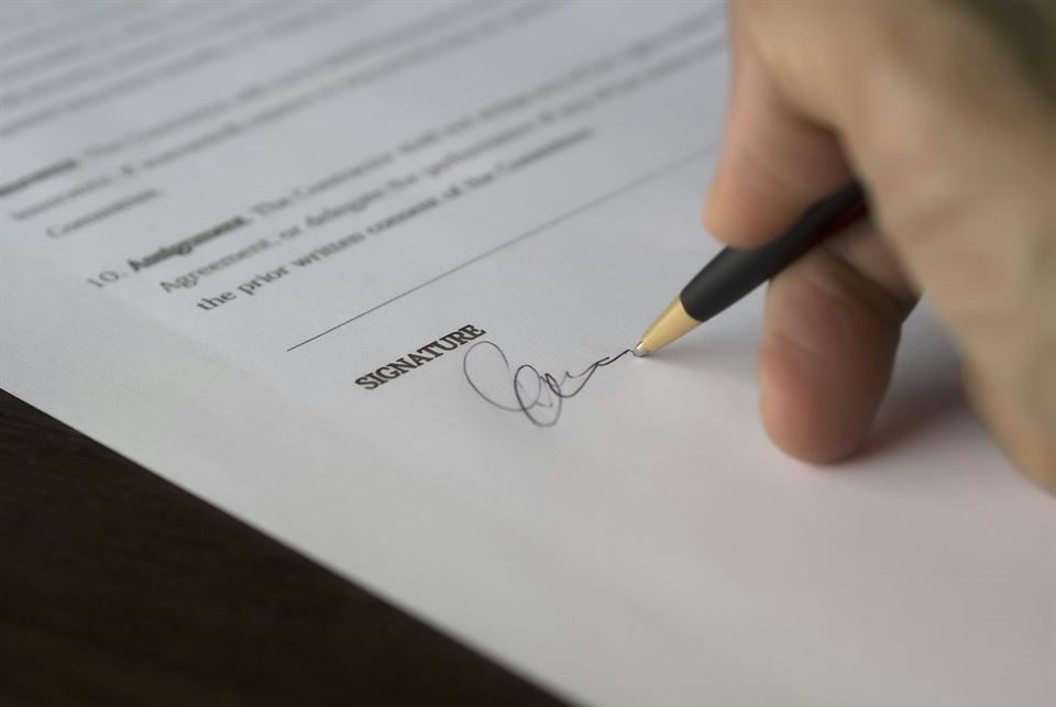 7 consejos para crear una carta de bienvenida para tu alojamiento 5 firmar-documento