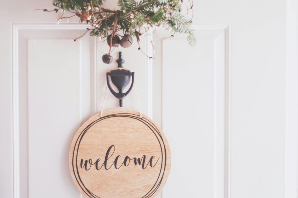 7 consejos para crear una carta de bienvenida para tu alojamiento 6 cartel-welcome-puerta-casa