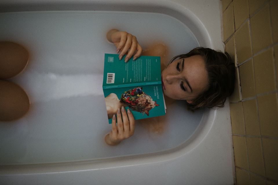 mujer-lee-libro-bañera