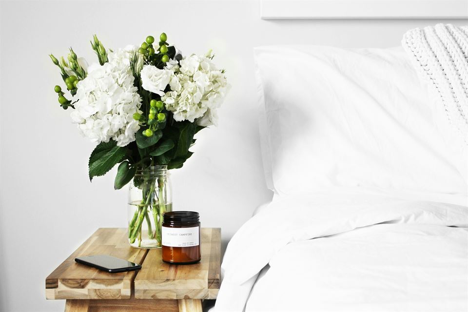 flores-blancas-dormitorio-adaptar-tu-alojamiento-al-turismo-de-bienestar