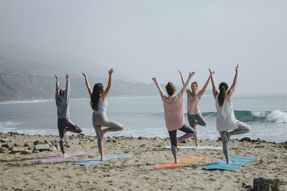 clase-de-yoga-playa