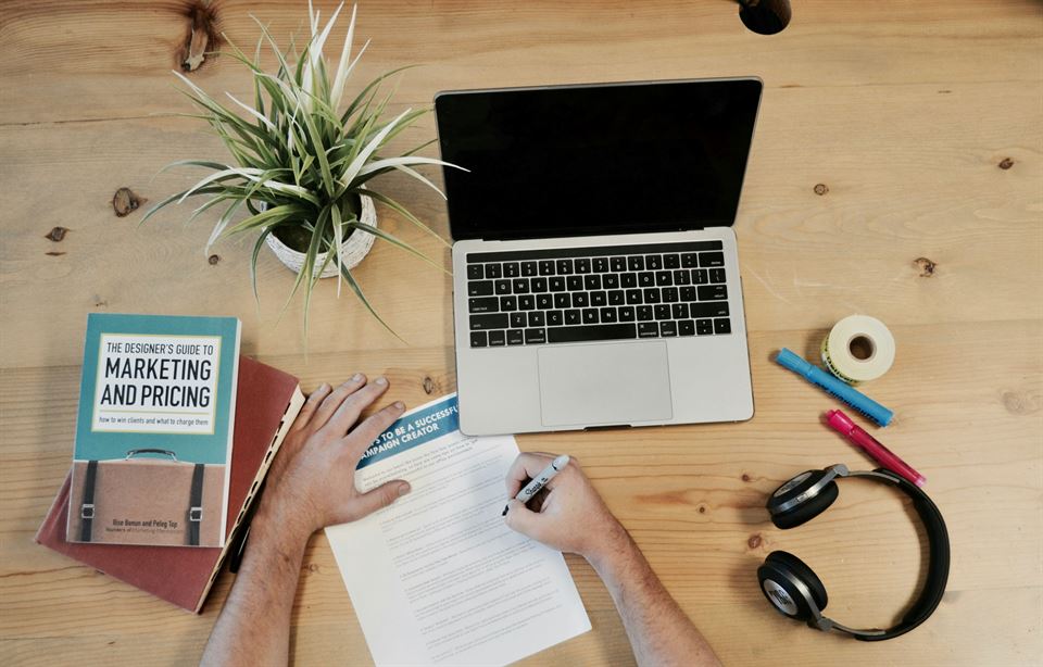 La Guía Definitiva de Marketing Digital y Estrategia con OTAs para tu Alquiler Vacacional 2 libro-ordenador-plan-marketing-digital-en-el-alquiler-vacacional