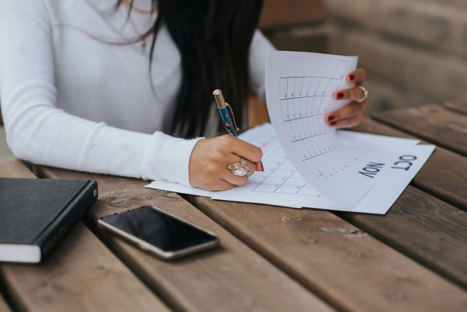 Guía Definitiva del Alquiler Vacacional: Cómo Ser el Anfitrión Perfecto, Decorar y Renovar con Éxito 14 mujer-rellenando-calendario