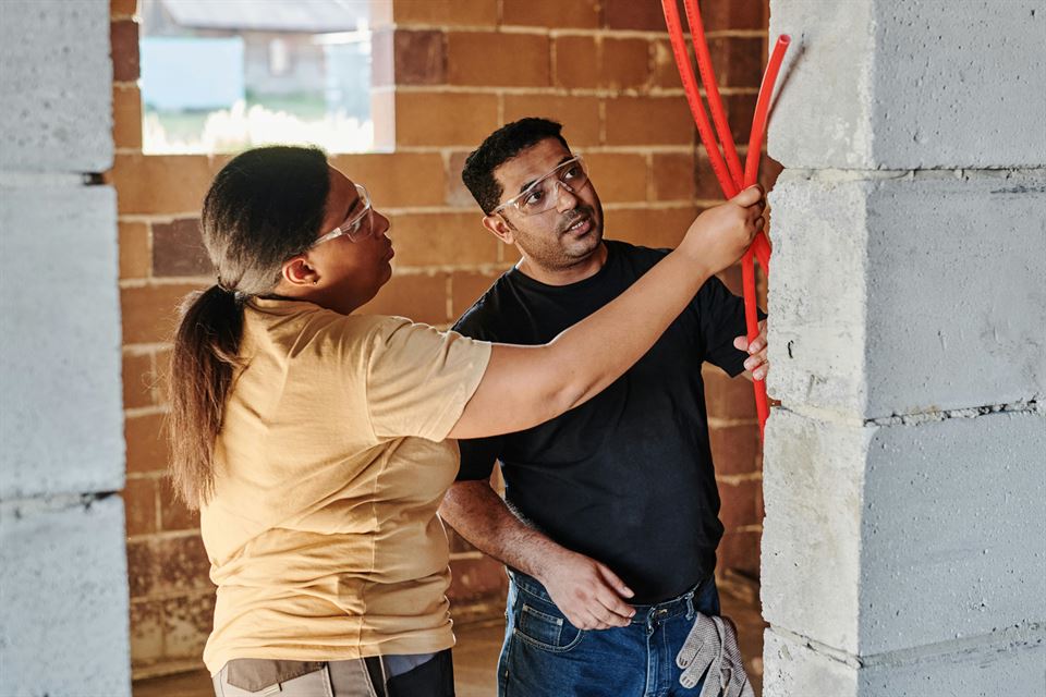 Guía Definitiva del Alquiler Vacacional: Cómo Ser el Anfitrión Perfecto, Decorar y Renovar con Éxito 18 obreros-tomando-decisiones-reforma-alquiler-vacacional