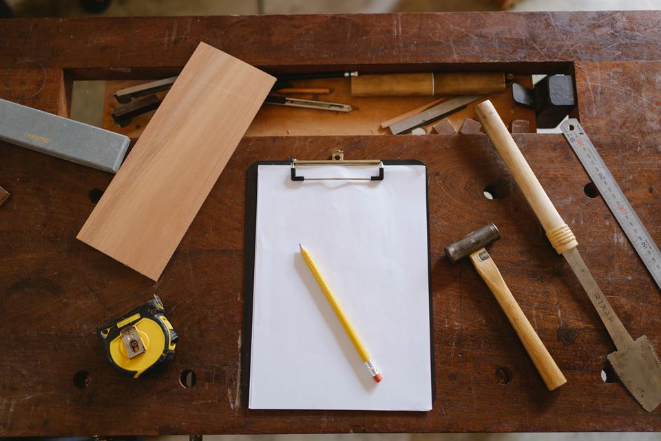 Guía Definitiva del Alquiler Vacacional: Cómo Ser el Anfitrión Perfecto, Decorar y Renovar con Éxito 19 cuaderno-en-blanco-obra-carpinteria