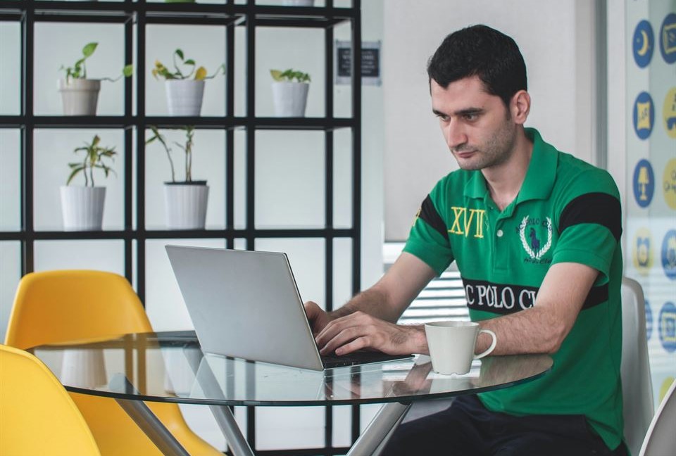 hombre-escribe-portatil