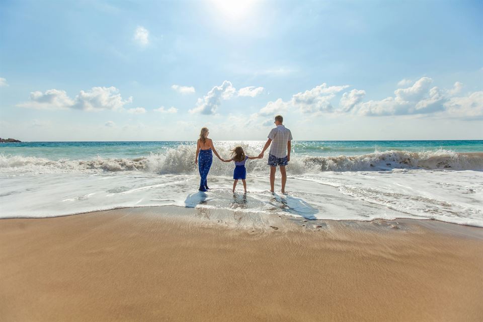 familia-pasea-playa