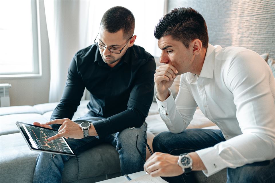 La Guía Definitiva de Marketing Digital y Estrategia con OTAs para tu Alquiler Vacacional 8 profesional-analiza-datos-cliente-marketing-digital