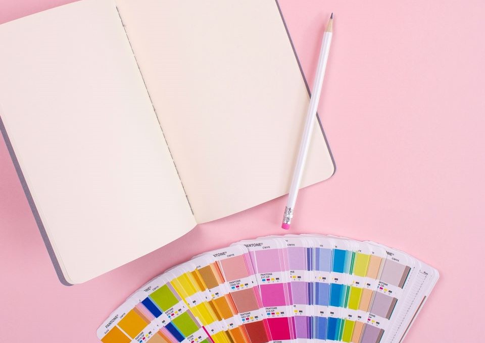 Guía Definitiva: Cómo Crear el Logo Perfecto para tu Alquiler Vacacional (Claves, Herramientas y Dónde Usarlo) 3 libreta-gama-colores
