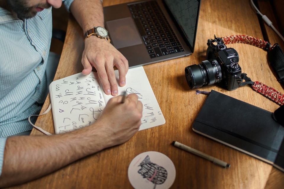 Guía Definitiva: Cómo Crear el Logo Perfecto para tu Alquiler Vacacional (Claves, Herramientas y Dónde Usarlo) 4