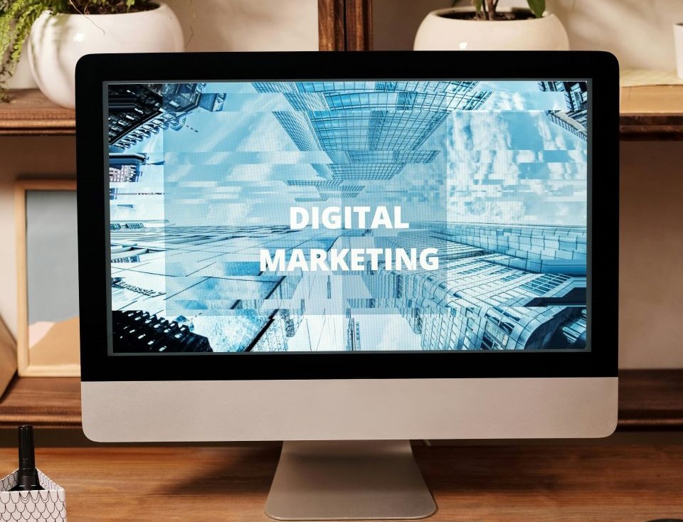 La Guía Definitiva de Marketing Digital para el Alquiler Vacacional: 8 Estrategias para Multiplicar tus Reservas 2 pantalla-ordenador-palabras-digital-marketing