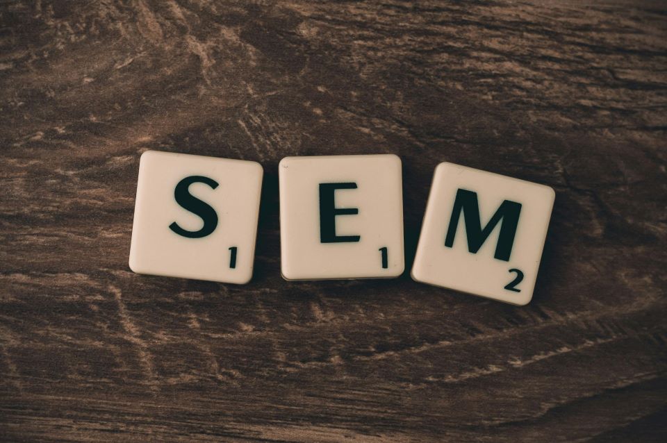 La Guía Definitiva de Marketing Digital para el Alquiler Vacacional: 8 Estrategias para Multiplicar tus Reservas 5 letras-forman-palabra-sem