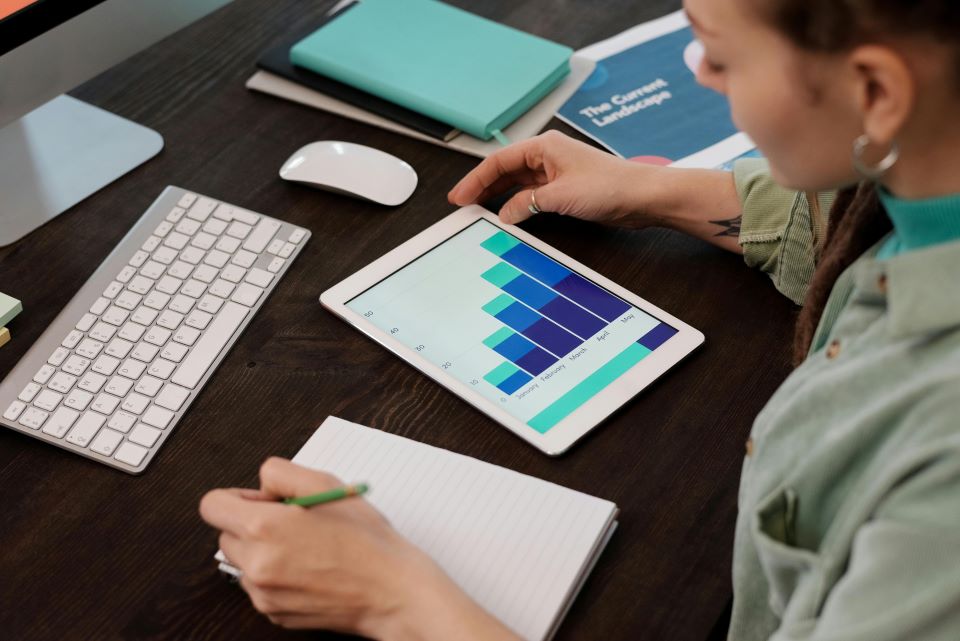 La Guía Definitiva de Marketing Digital para el Alquiler Vacacional: 8 Estrategias para Multiplicar tus Reservas 7 persona-analiza-grafico