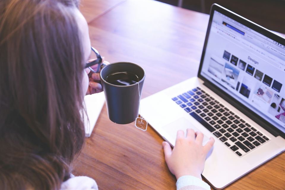 Guía Definitiva: Cómo Crear el Logo Perfecto para tu Alquiler Vacacional (Claves, Herramientas y Dónde Usarlo) 6 mujer-mira-portatil-pantalla