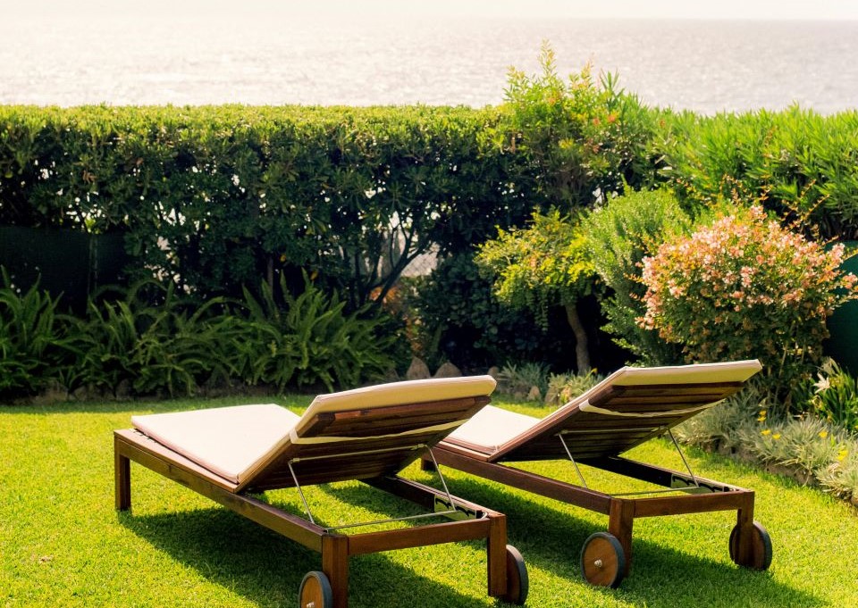 tumbonas-jardin-vivienda-vacacional