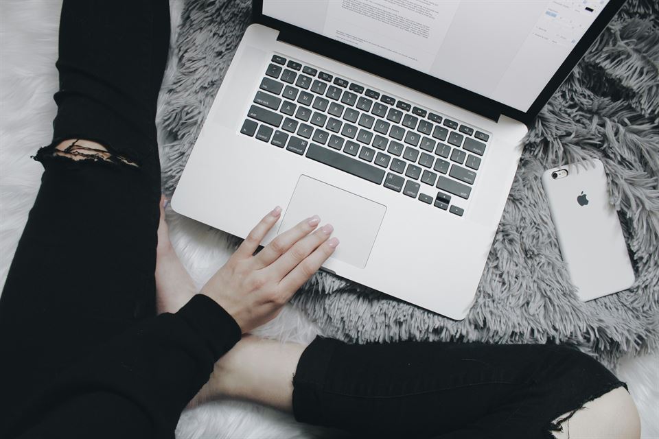 Ventajas de la cancelación flexible en el alquiler vacacional 4 portatil-anuncio-vivienda-vacacional-ventajas-de-la-cancelacion-flexible-en-el-alquiler-vacacional