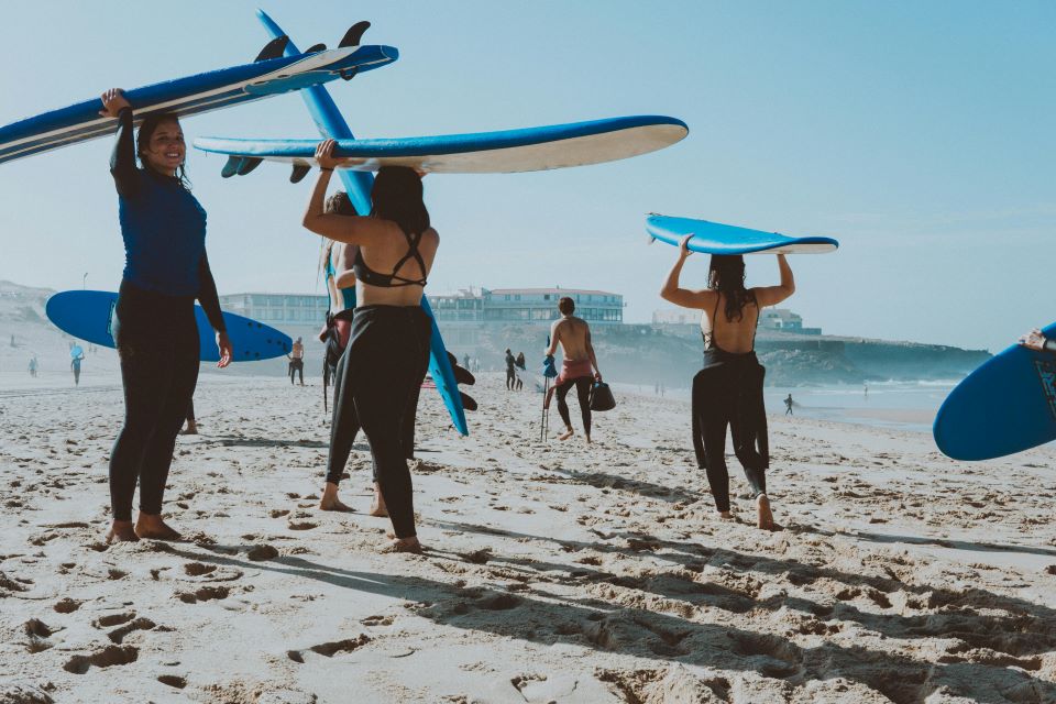 personas-practicando-surf-cargan-tablas