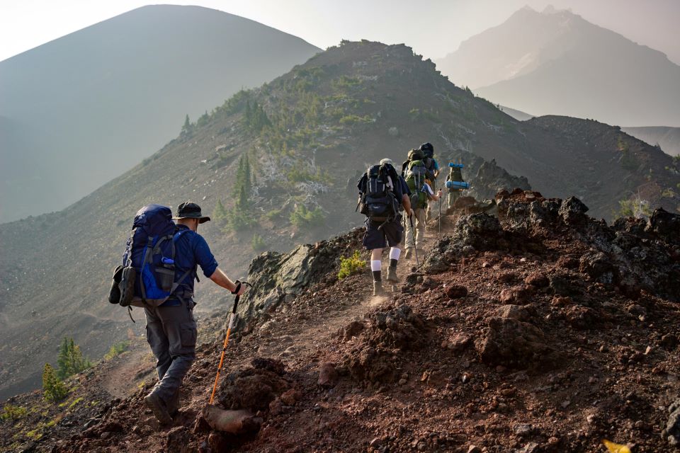 Guía Definitiva: Cómo Convertir tu Alquiler Vacacional en un Paraíso del Ecoturismo y la Sostenibilidad 9 excursion-montaña-grupo-como-enfocar-tu-alquiler-vacacional-al-ecoturismo