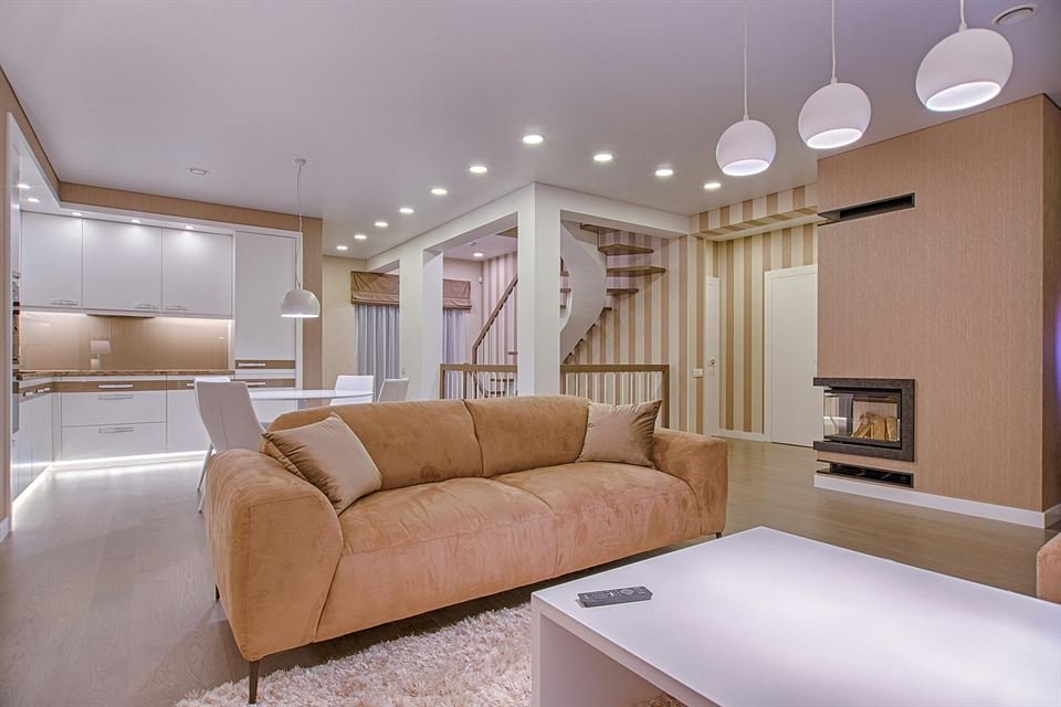 Guía Definitiva del Alquiler Vacacional: Cómo Ser el Anfitrión Perfecto, Decorar y Renovar con Éxito 9 salon-iluminado-consejos-de-decoracion-para-tu-alojamiento