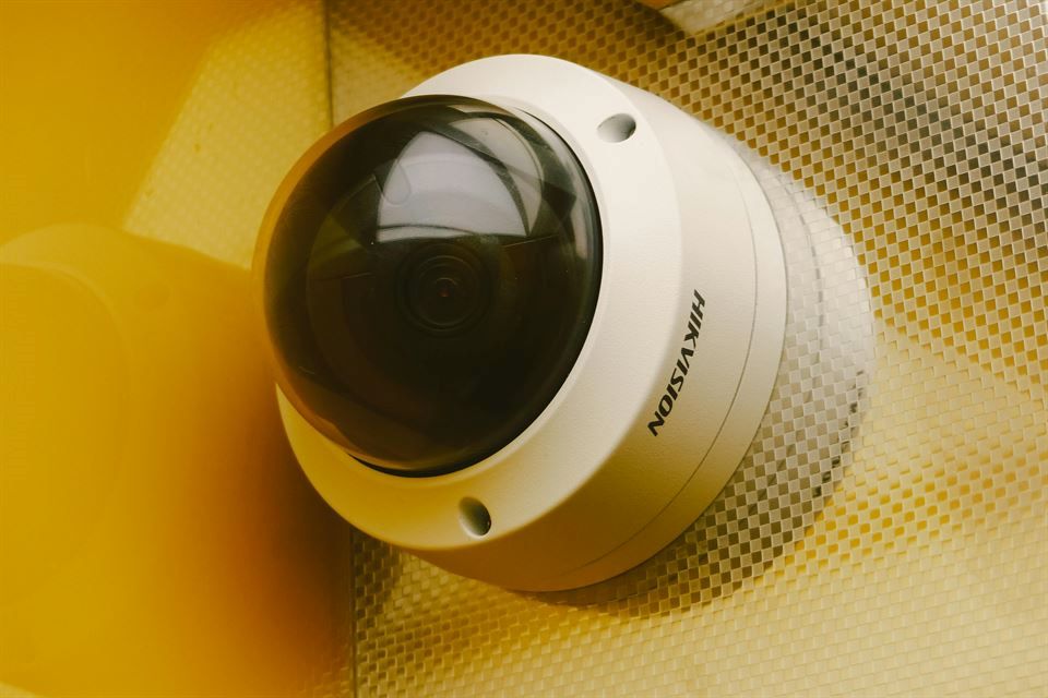 La Guía Definitiva: Cómo Proteger tu Alquiler Vacacional, a tus Huéspedes y a Ti Mismo 8 camara-seguridad-medida-proteger-tu-alquiler-vacacional