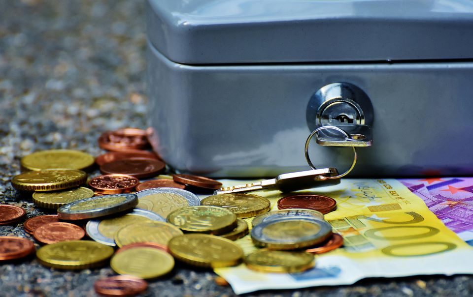 La Guía Definitiva: Cómo Proteger tu Alquiler Vacacional, a tus Huéspedes y a Ti Mismo 9 caja-guardar-dinero
