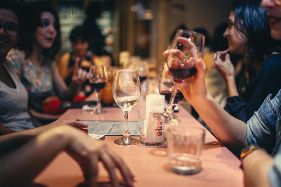personas-disfrutan-restaurante